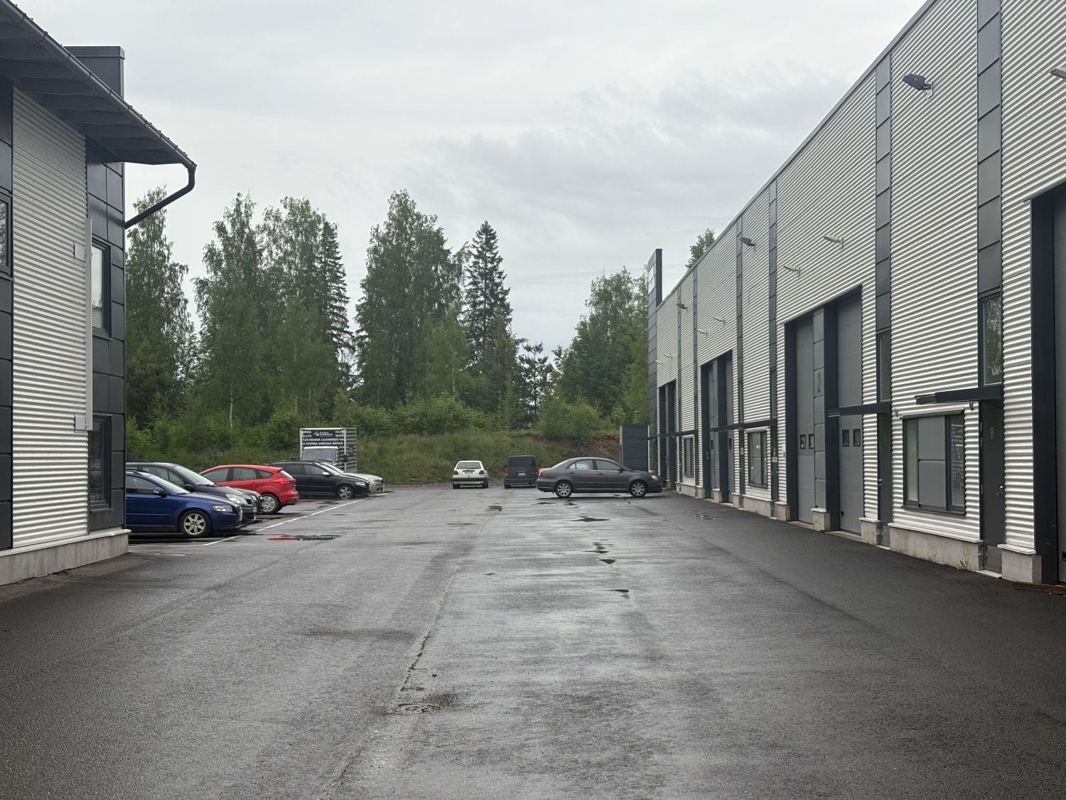 Hallitila 5,2m korkeus, nosto-ovi leveys 3,5m korkeus 4,5m,WC, keittiö varaus, vesikiertoinen lattialämmitys, lämmitys sisältyy vuokraan, öljyneroituskaivo, alueella sähköportti, omat sähkösopimukset, tiloissa omat vesimittarit, todella siistitja toimivat tilat moneen tarpeeseen.