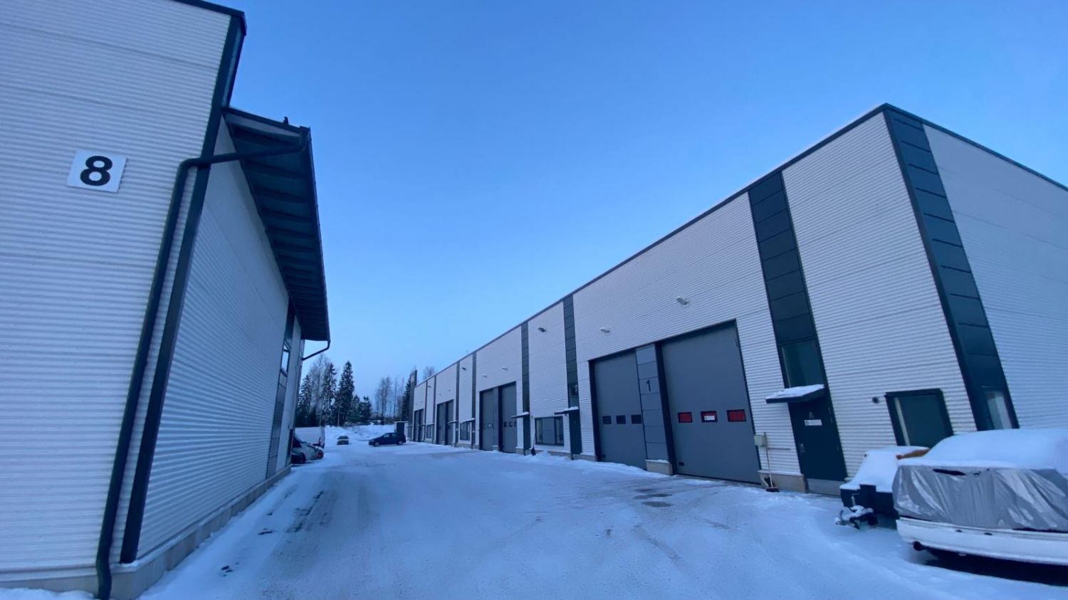 Hallitila 5,2m korkeus, nosto-ovi leveys 3,5m korkeus 4,5m,WC, keittiö varaus, vesikiertoinen lattialämmitys, lämmitys s...