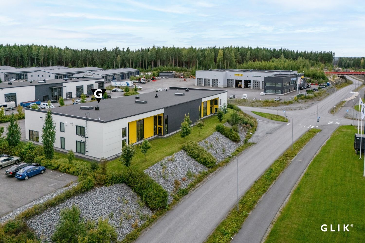 Pirkkalan Linnakalliosta erinomainen showroom sekä varaston yhdistelmä. Moderni ja valoisa liikehuoneiston puoli jossa erillinen avotoimisto. Hallitilaa korkein nosto-ovin. Kaikkiaan lattiapinta-alaa noin 733m2 ja lisäksi pieni parvitila noin 33m2 jossa oma ilmalämpöpumppu.Brand toimitilojen rake...