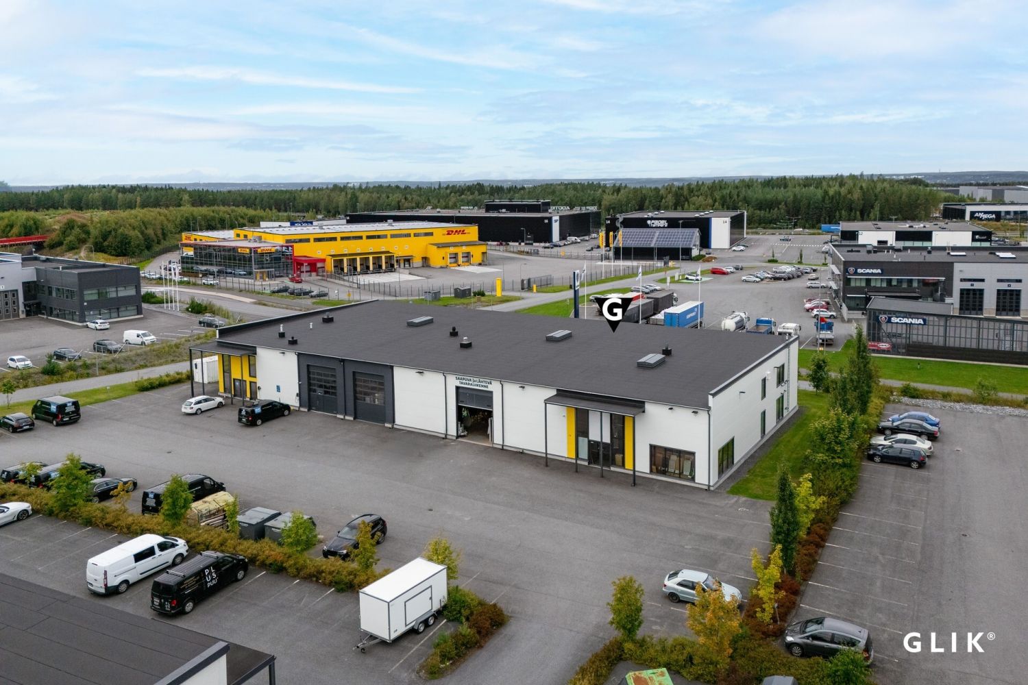 Naapurissa useita eri kokoisia yrityksiä, mm. DHL