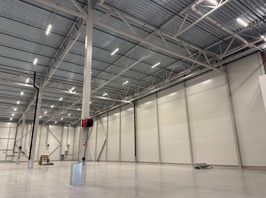 Rakennus on valmistunut vuonna 2024, ja se sisältää varastotilan lisäksi sosiaali-, pukuhuone- ja toimistotilat. Tilassa on 11,7 metrin vapaa korkeus, kolme rekkataskua sekä sisäänajoramppi. Alueella on erinomaiset kääntömahdollisuudet myös raskaalle liikenteelle. Kiinteistö toimii energiatehokkaast...