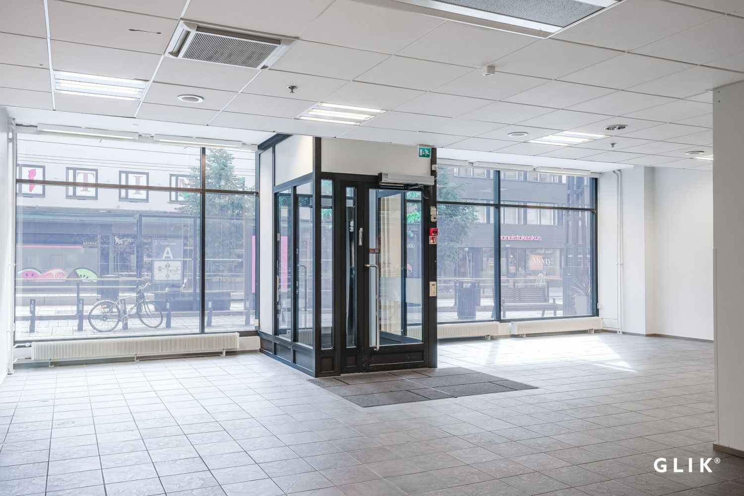 Suuret näyteikkunat Hämeenkadulle