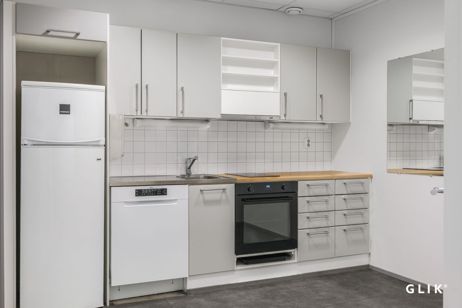 erillinen keittiö ja ruokailutila