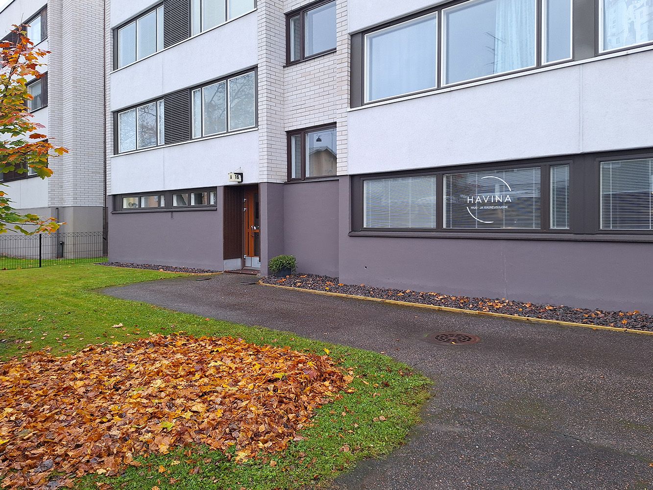 Myydään liike-/vastaanotto tai työ-/toimistotila Porvoossa!  Velaton hinta: 69’000 €