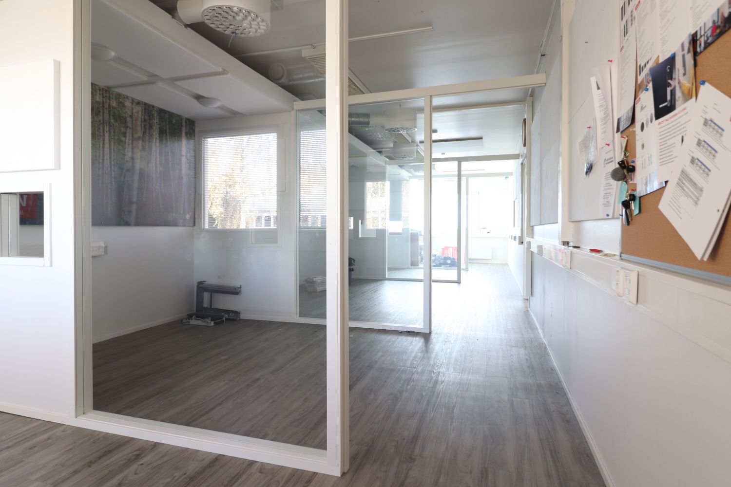 Toimisto 58,6m2, jaettu osiin lasiseinäkkeillä