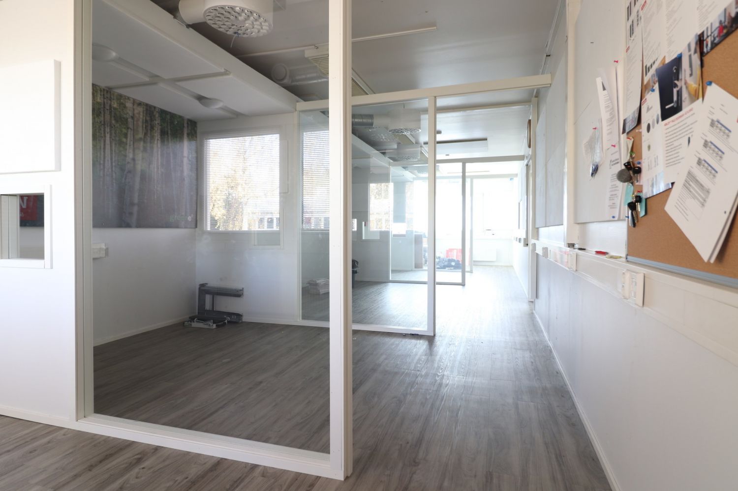 Toimisto 58,6m2, jaettu osiin lasiseinäkkeillä