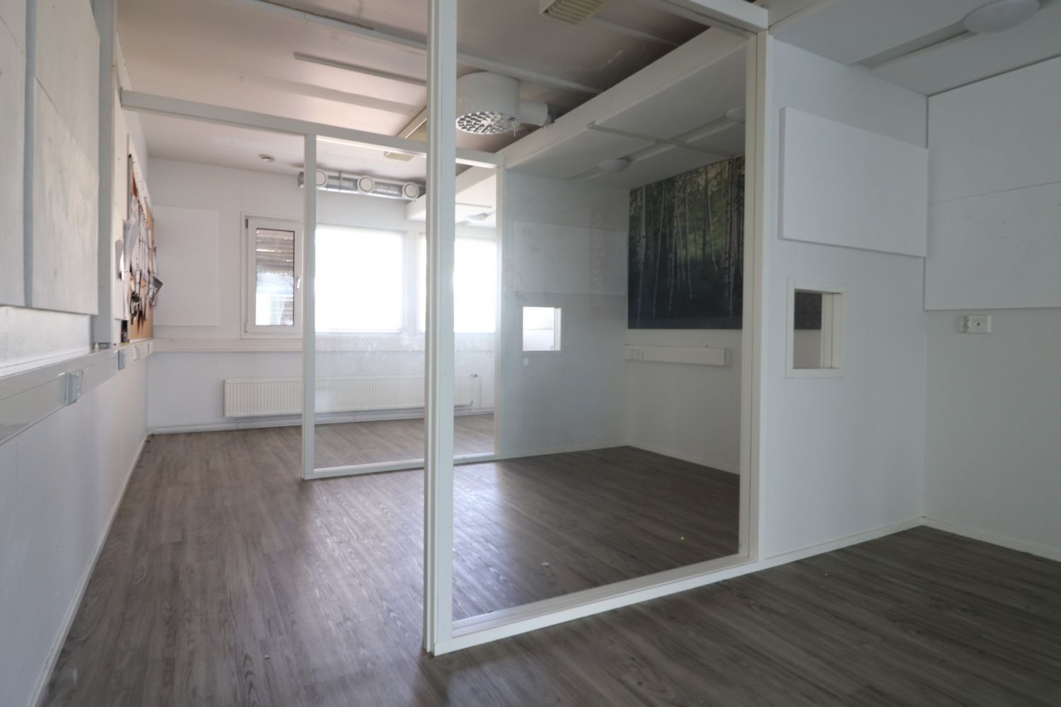 Toimisto 58,6m2, jaettu osiin lasiseinäkkeillä