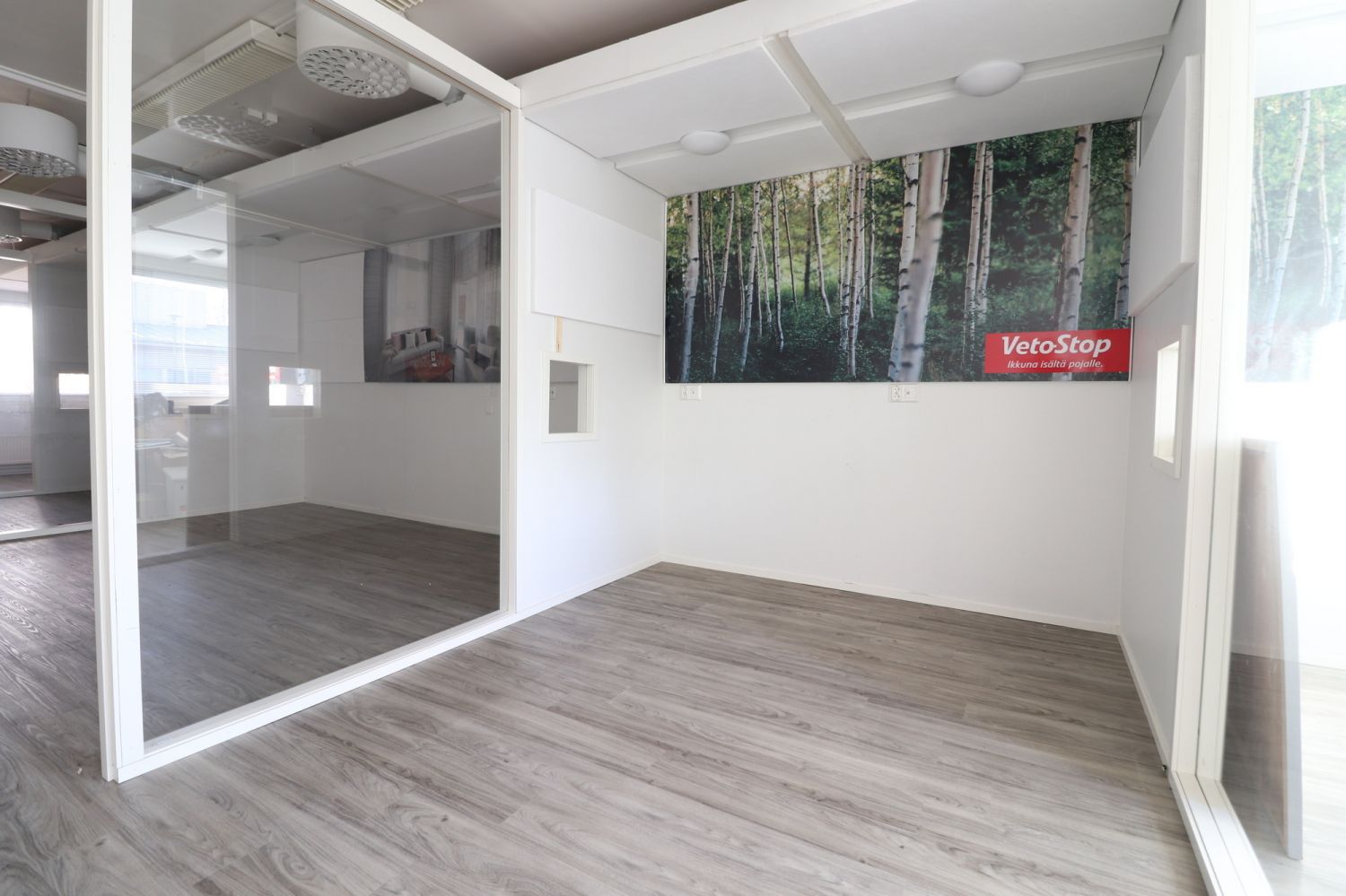 Toimisto 58,6m2, jaettu osiin lasiseinäkkeillä