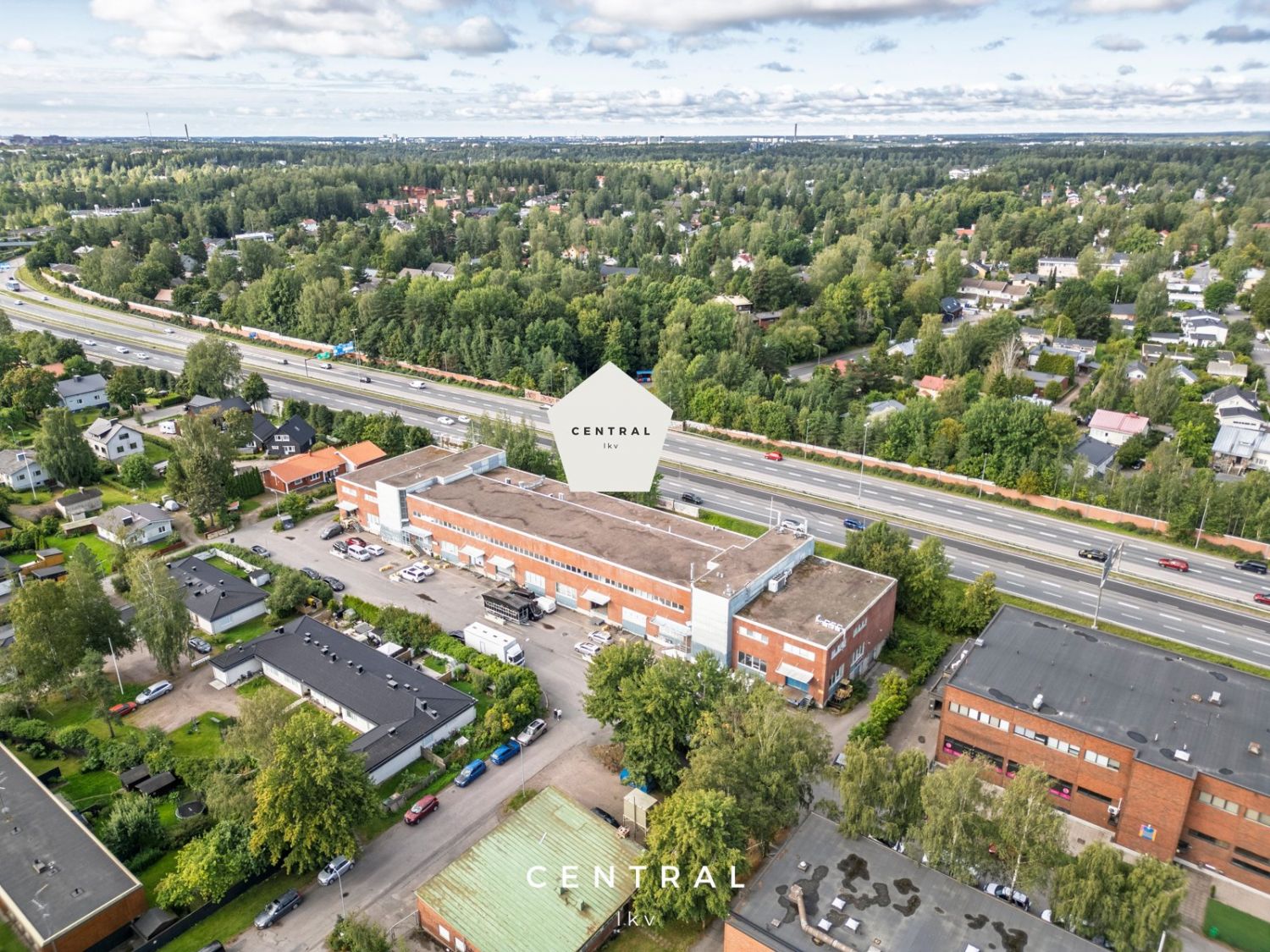 Kehä I:n varrella, näkyvällä paikalla sijaitsevassa tuotanto- ja toimistokiinteistössä tarjolla yhteensä 777 m2 moneen käyttötarkoitukseen soveltuvaa tilaa. Autolla pääsee lentoasemalle n. 10 minuutissa. Edellinen vuokralainen oli musiikkiopisto ja tila tarjoaa loistavan mahdollisuuden erilaisille l...