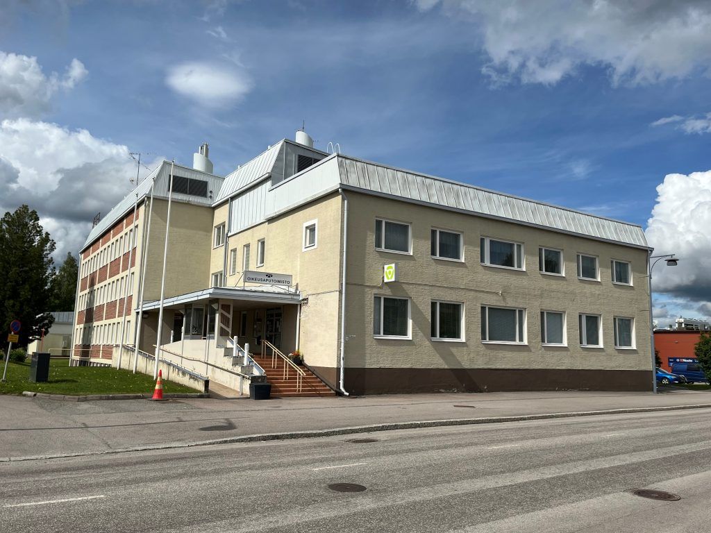 Senaatti-kiinteistöt myy virastotalon Haapajärven keskustassa. Virastotalo sijaitsee 5 197 m2 suuruisella kiinteistöllä 69-1-110-1 osoitteessa Puistokatu 39. Kiinteistöllä sijaitsee vuonna 1958 valmistunut ja vuonna 1987 laajennettu virastotalo sekä vuonna 1953 rakennettu varasto/autotallirakennus. ...