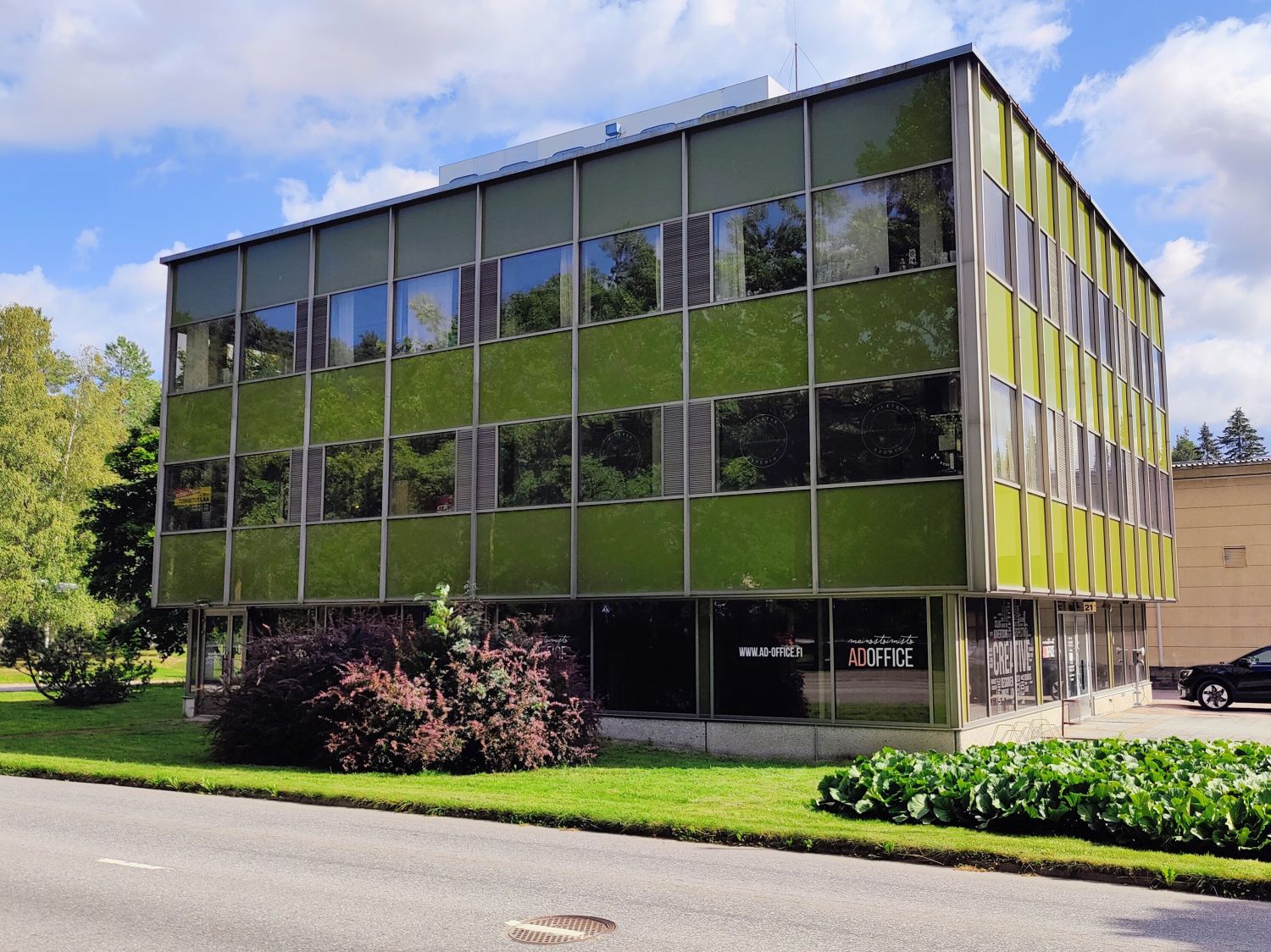 Vuokrataan 25 neliöinen kulmatoimisto Keskilohjalta, upean 70-luvun toimistorakennuksen ylimmästä (2/2) kerroksesta, ei hissiä. Vähintään vuoden sopimusaika.Tarjolla kaksi samanlaista toimistoa, jotka ovat juuri maalattu ja kummassakin on uudet ilmalämpöpumput. Pumpun käyttämän sähkön vuokralain...