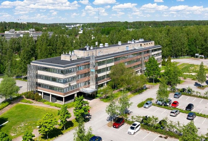 Toimistotila, jossa on runsaasti ikkunoita kolmeen suuntaan, ja osasta avautuu puistomainen näkymä. Kiinteistön pihalla on runsaasti vuokrattavia pysäköintipaikkoja.Ota yhteyttä ja kysy lisää!Tiesitkö, että tilanhakijalle palvelumme on maksuton?www.blanctoimitilat.fiJoonas NuutinenToimitila-...
