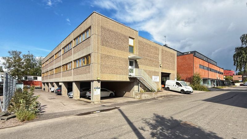 Vuokrattavana on 90 neliön tila kolmannessa kiinteistön kerroksessa. Tila koostuu avotilasta, kahdesta toimistohuoneesta, wc:stä sekä keittiönurkkauksesta, jonka yhteydessä on oma taukotila ja wc. Tila on muuntelukelpoinen ja soveltuu moneen käyttöön kuten toimistoksi tai työskentelytilaksi. Kiint...