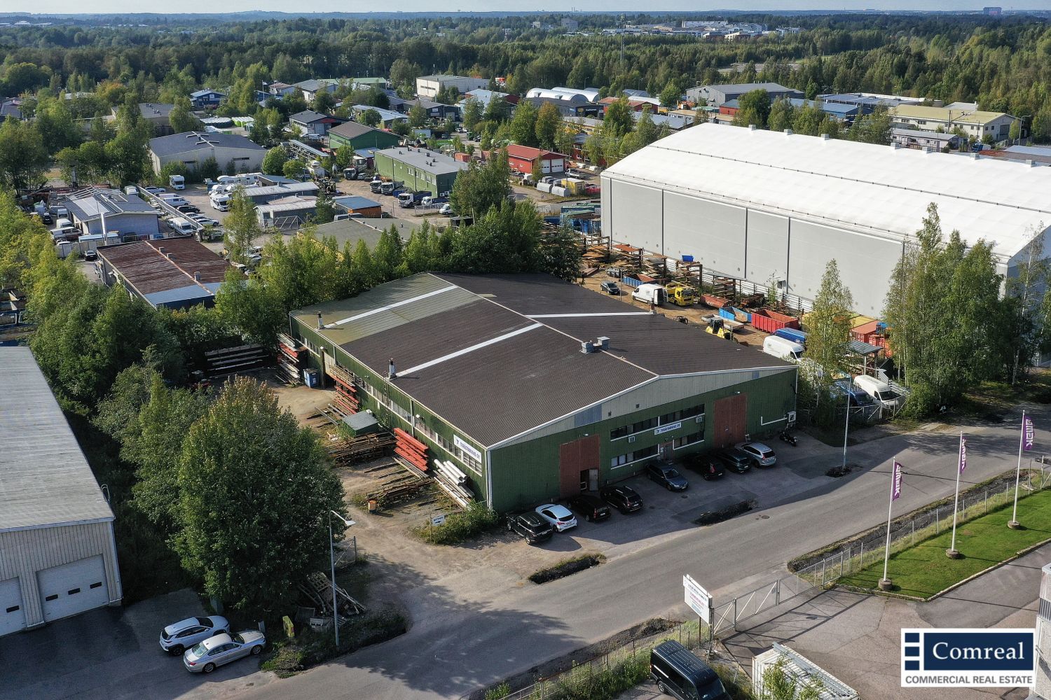 Tuotanto/varastorakennus hyvänkokoisella piha-alueella.