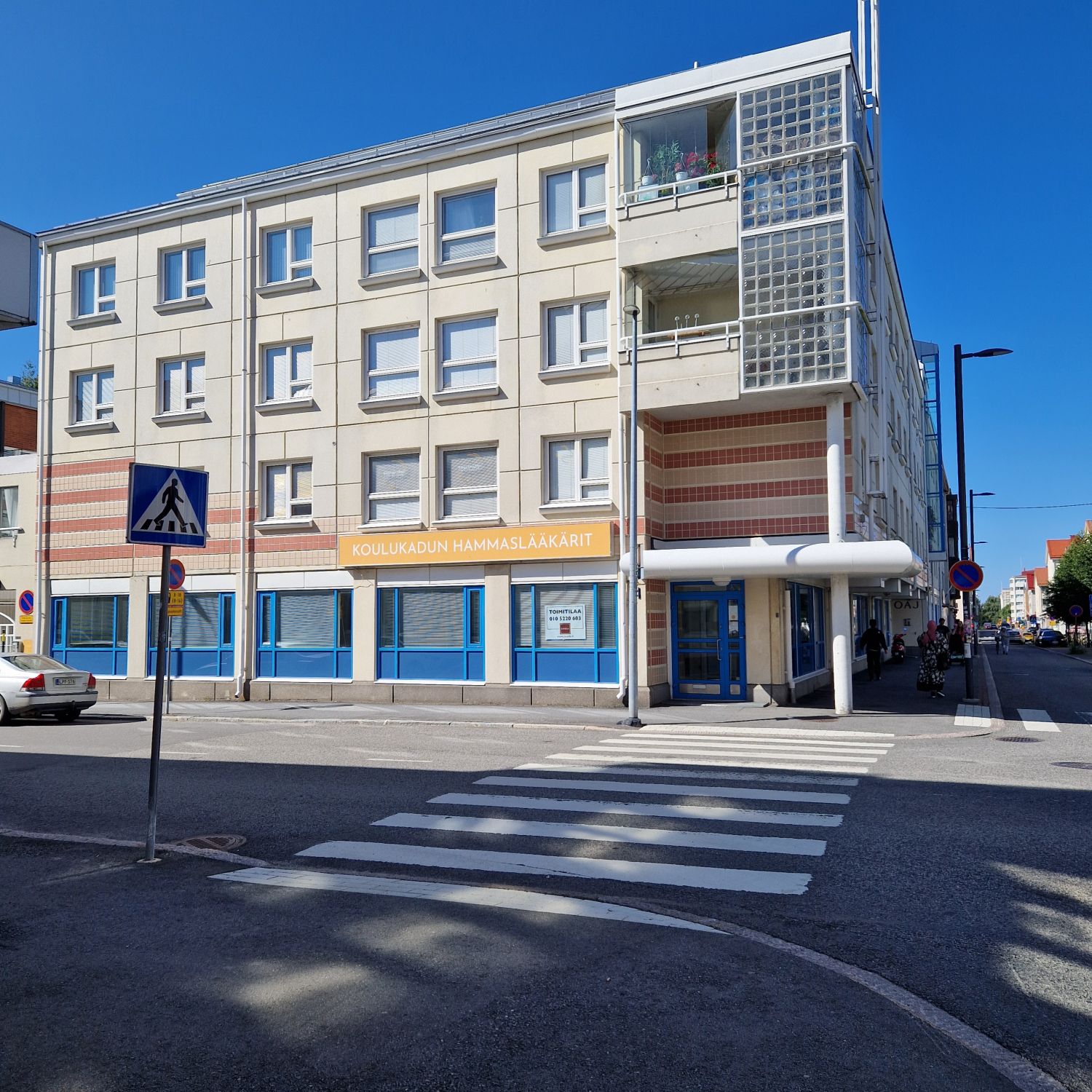 Myydään Asemakatu 24 katutason liikehuoneiston A102 osakkeet.260 m2 huoneisto on siistikuntoinen ja se on toiminut myös lääkärikeskuksena. Huoneisto on remontoitu joitain vuosia sitten. Huoneistoon on kaksi sisäänkäyntiä, toinen rakennuksen Koulukadun ja Asemakadun nurkasta, sisäpihan puolelta po...