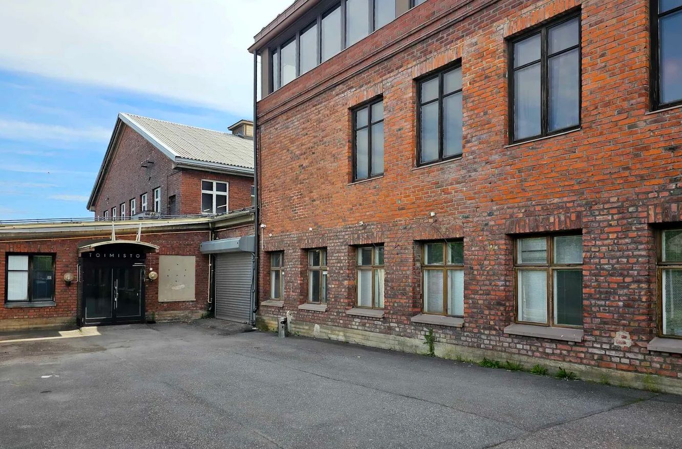 Pääkonttorirakennuksessa vuokrattavana toimisto, varasto, näyttelytila 398 m2 katutasossa.Tila voidaan vuokrata myös kahdessa osassa 270 m2 ja 128 m2. Toimistotilassa on erillisiä huoneita sekä avointa tilaa, hyvä keittiö ja kunnon wc-tilat. Osassa huoneista on säilynyt upeita vanhoja ovia ja sorm...