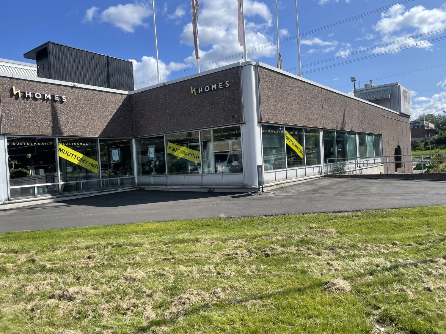 Myymälä, näyttely, työtila näkyvältä paikalta Petikossa.