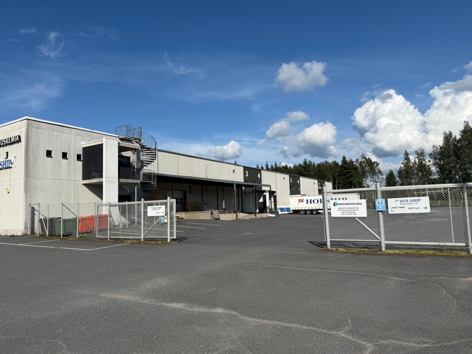 Vuokrataan varasto- ja toimistotilaa yhteensä 2630m2, Hyvinkään, Sahanmäen teollisuusalueelta. Varastoa on vuokrattavissa 2130m2. Voidaan vuokrata myös osa varastosta ja osa toimistosta. Varaston toisessa päässä on katutason toimistoa vuokrattavissa 300/500m2. Toimisto koostuu sekä huoneista, että a...