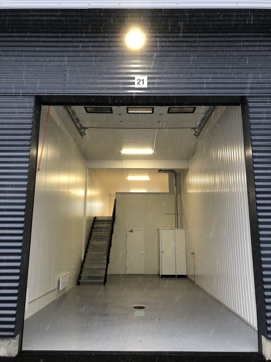 Koivukylän Talliosakkeelta monikäyttöinen varasto, autotalli, harrastetila 21. Tilassa jo valmiina parvi ja wc sekä ilma...