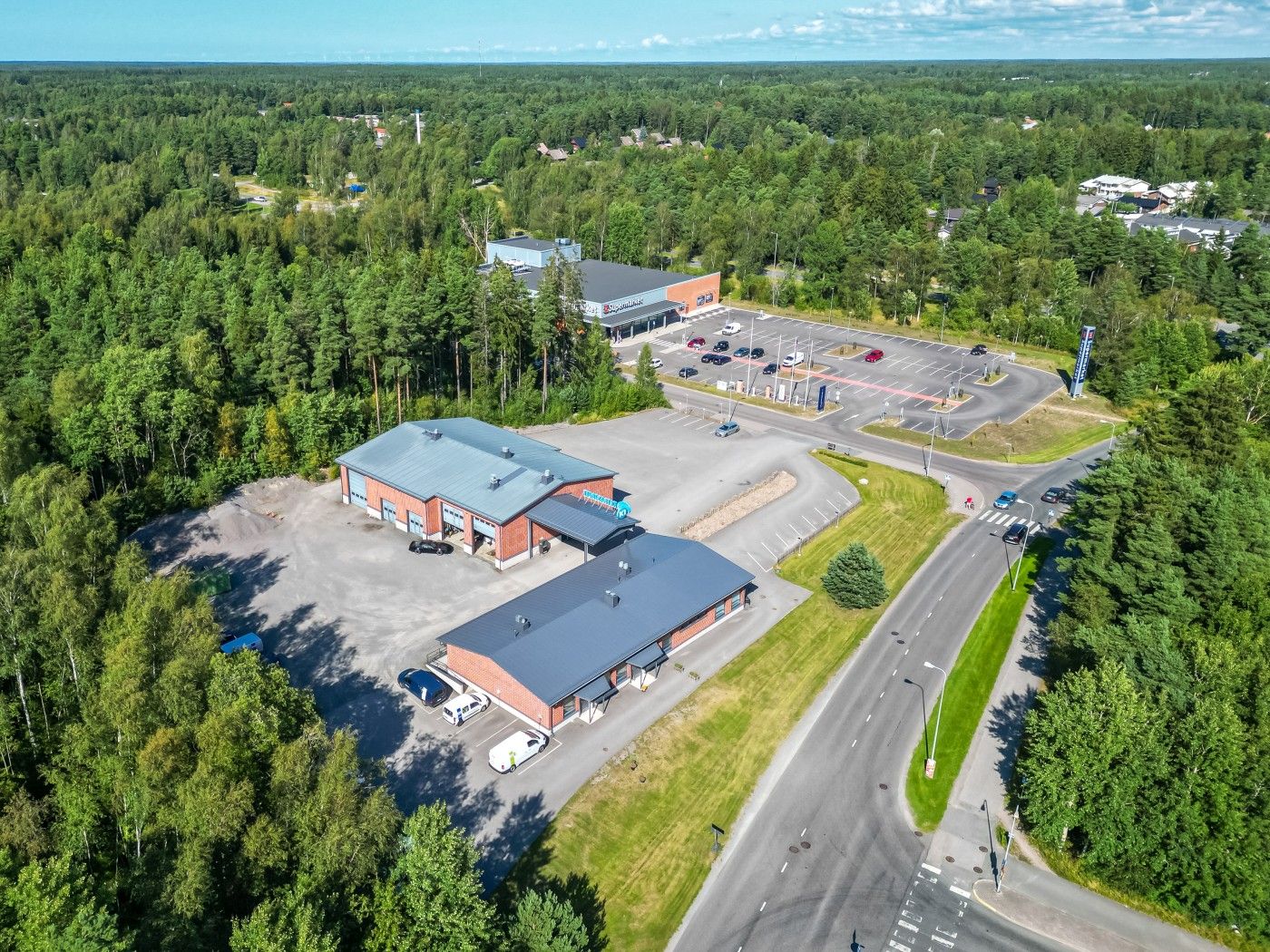 Myydään täyteen vuokrattu kiinteistöyhtiön osakekanta Raumalla, osoitteessa	Sinkokatu 23, Papinhaan kaupunginosassa. Kiinteistö sijaitsee keskeisellä paikalla kehittyvällä alueella, jossa toimii useita tunnettuja yrityksiä kuten ETRA Megacenter, K-Rauta, Lidl, K-Supermarket ja RTK Palvelut.Kiinte...