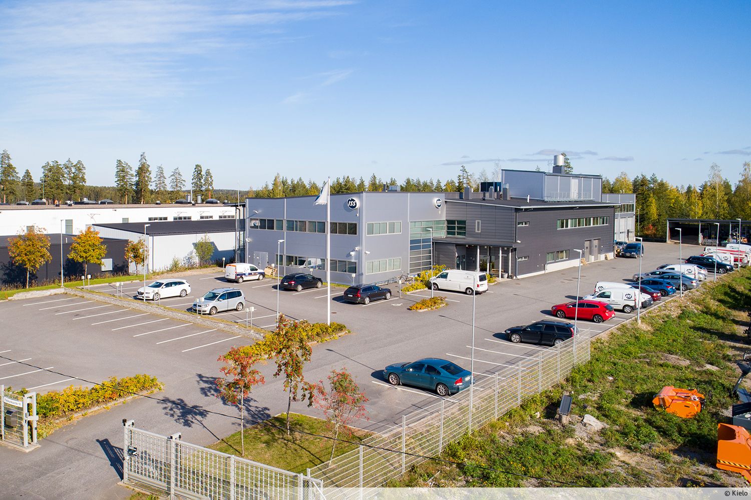 Vapaana ensimmäisen kerroksen tila, joka soveltuu erinomaisesti esimerkiksi laboratoriokäyttöön. Tilan yhteyteen on mahdollista vuokrata oma pieni keittiö- tai toimistotila ja kiinteistössä on saatavilla lisäksi yhteiskäyttöisiä neuvottelutiloja.       Palokankaantie 18 sijaitsee Jyväskylän Palokank...