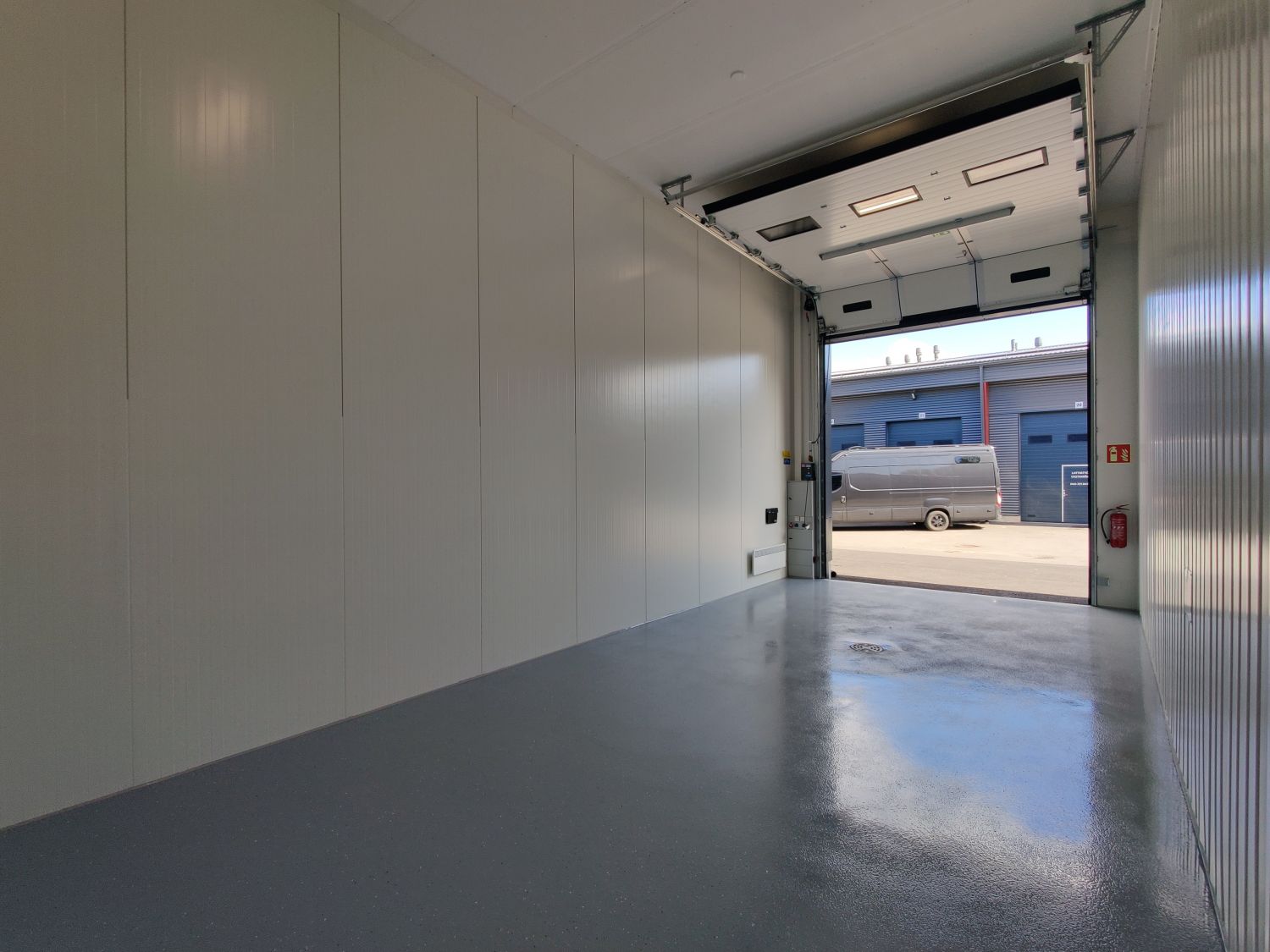 Tilakuva sisältä ulospäin