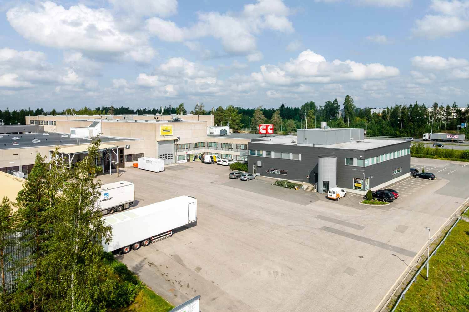 Vuokrataab Vantaan Tuupakasta, moneen käyttöön soveltuvaa varasto-/logistiikkatilaa loistavalla sijainnilla Kehä III:n varrella lähellä lentokenttää. Varaston vapaa korkeus on 11 metriä, 5 lastaustaskua sekä lastauslaituri nosto-ovella, lavapaikkoja 4800-5500kpl. Varasto-/logistiikkatilan yhteydessä...