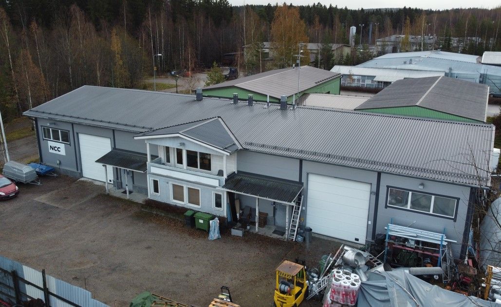 Lahden Lotilan alueella on myytävänä varasto/tuotantotila. Kiinteistö on jaettu kahdelle erilliselle toimijalla, joilla kummallakin toimijalla on oma varasto ja toimistotila.  Kiinteistö on rakennettu 2006. A-osan vapaana olevan varaston pinta-ala on 192 m2.  A-osan yhteydessä olevan toimiston pinta...