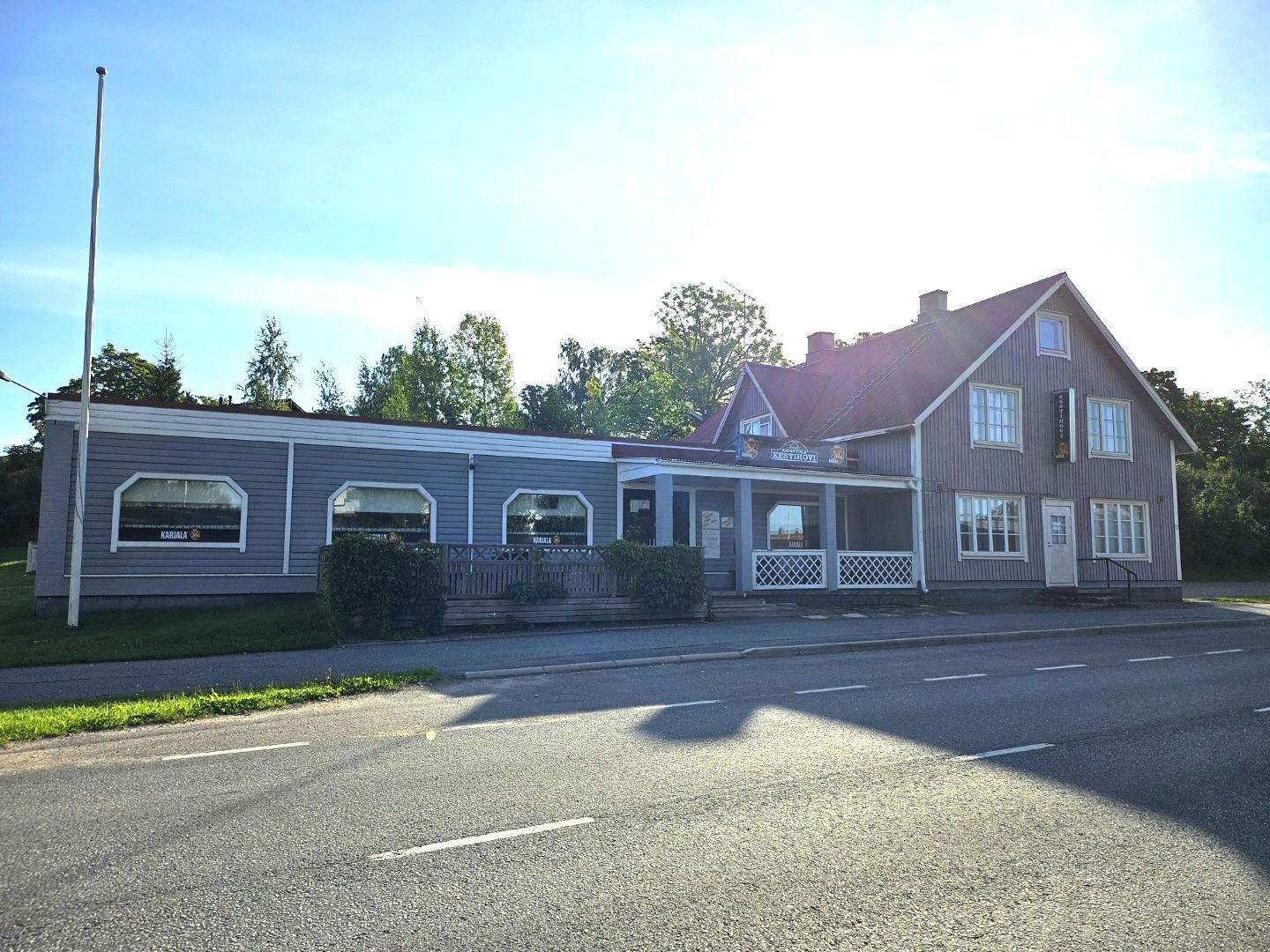 Myytävänä ravintolarakennus n. 500 m². Hp. 29.000 €.