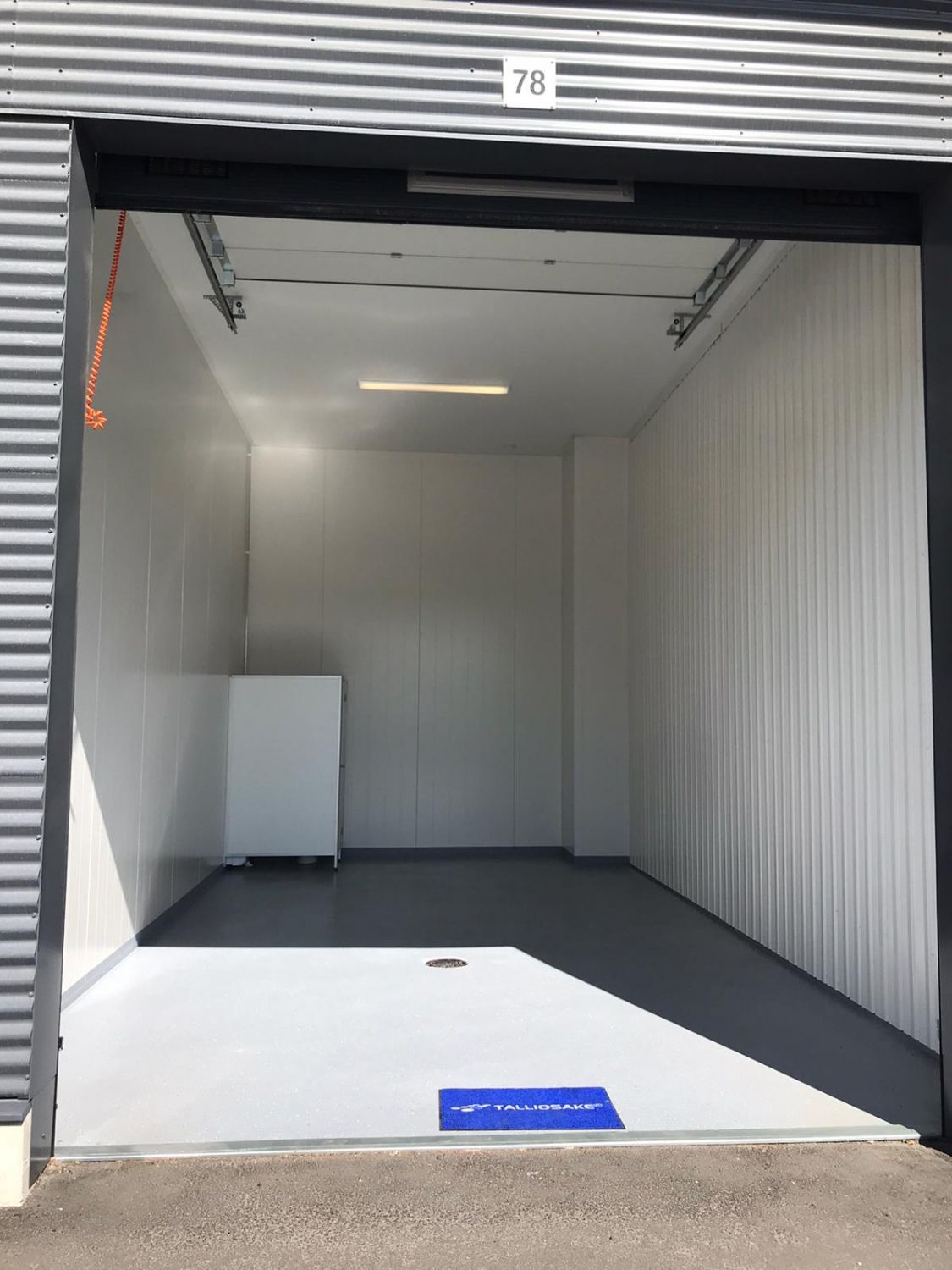 Ylöjärven Kolmenkulmantien Talliosakkeelta monikäyttöinen varasto, autotalli, harraste-, toimitila 13. Tilassa valmiina wc. Vuokraan sisältyy myös autopaikka.