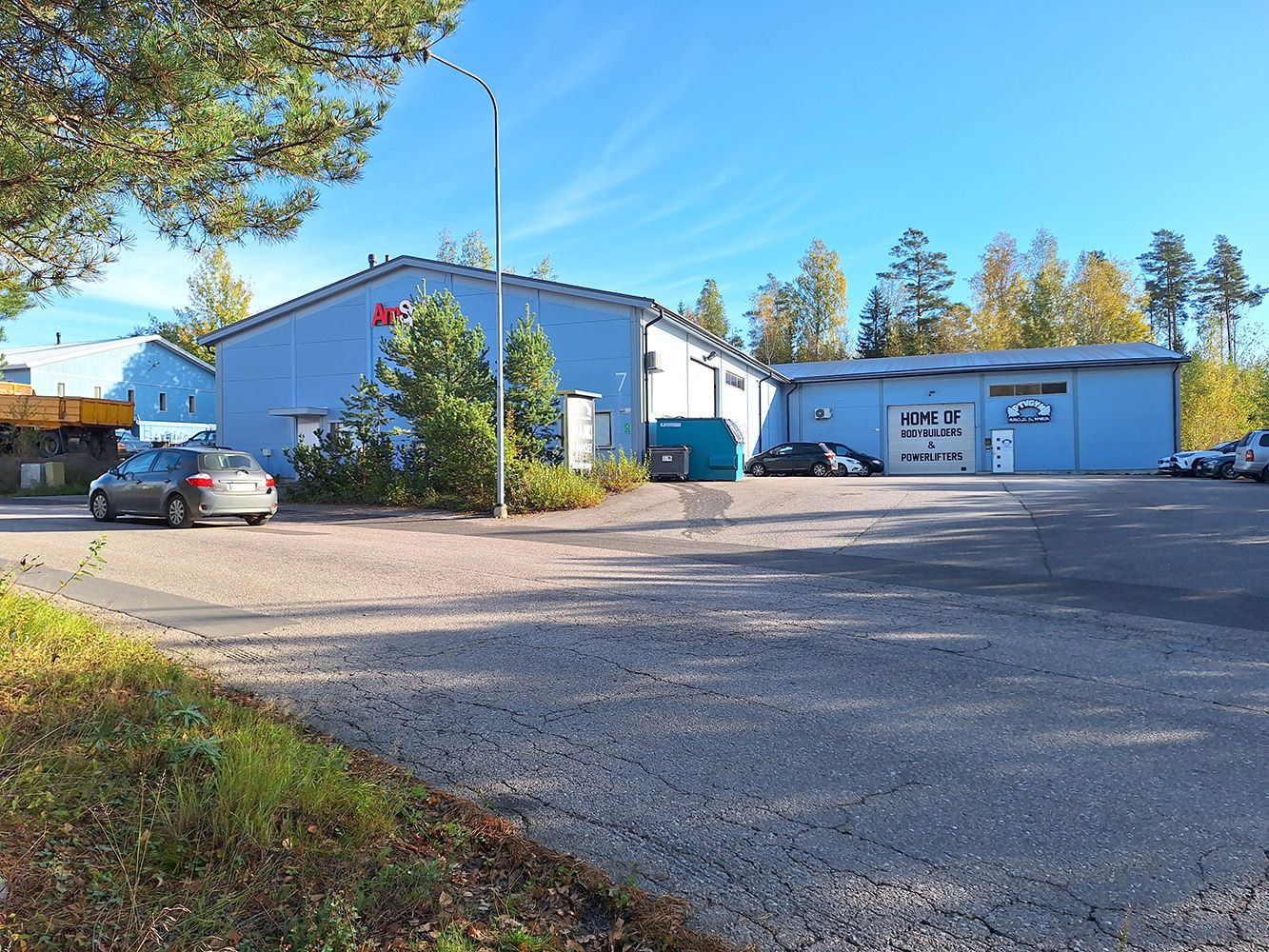 Suuri hallikiinteistö Porvoon Kaupunginhaasta!