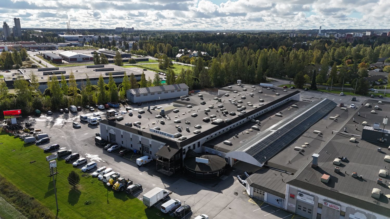 Näkyvällä paikalla myymälä/varastotila tilavalla toimistolla jossa myös sauna ja oleskelutilat. Nettikaupan varastoksi ja noutopisteeksi!