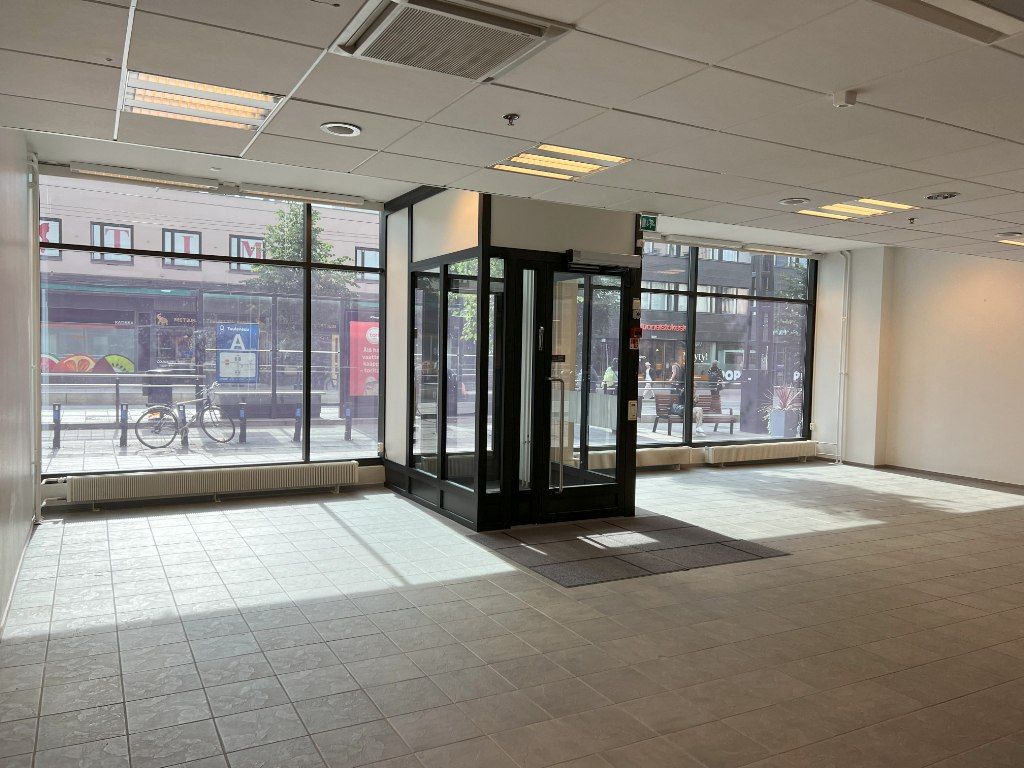 Monikäyttöinen liiketila ratikkapysäkin vieressä