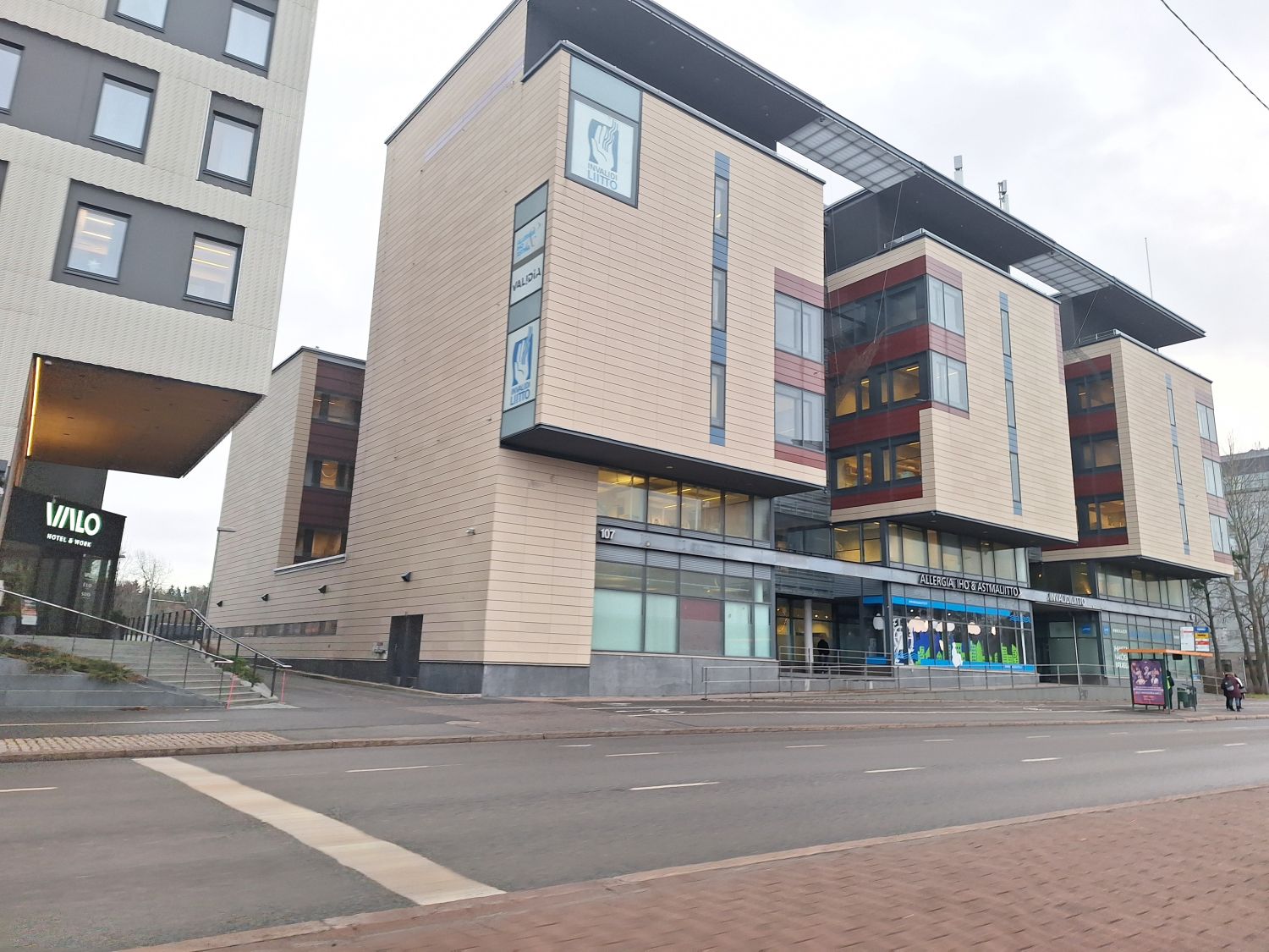 Näkyvällä paikalla liiketila Ruskeasuolla.