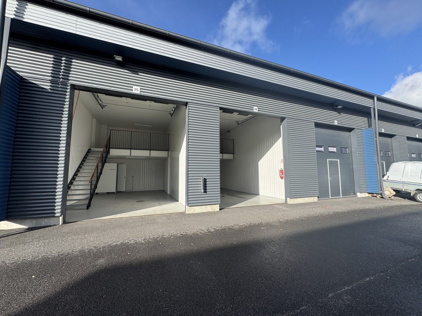 Kompakti, uutta vastaava halliosake erinomaisella sijainnilla Koivuhaassa Lähellä Tuusulantietä ja Kesä III:a.Tila 53,7m2: Leveys 4,613m, pituus  8,689m, korkeus 5,000m. Parvi 4,613x 3,000, korkeus 2,15m.Voimavirta, oma WC, oveen kaukosäädin, kuituyhteys.Vieressä vuokrattavana 4,1m2 suurempi hal...