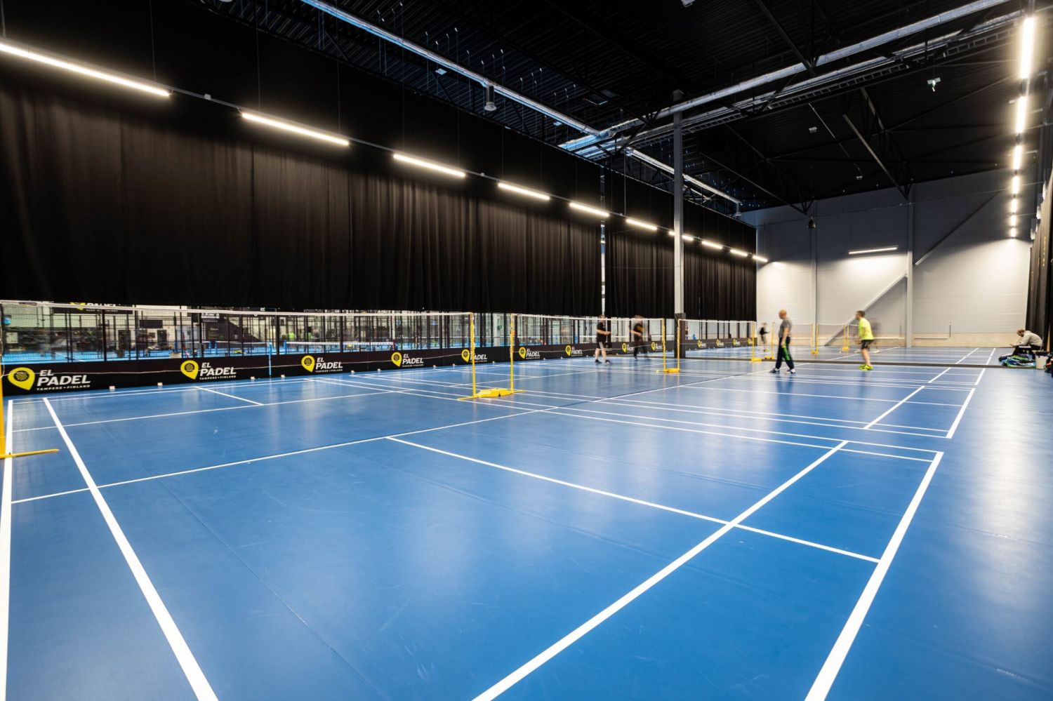 korkeaa hallitilaa, betonilattiat pinnoiteen alla