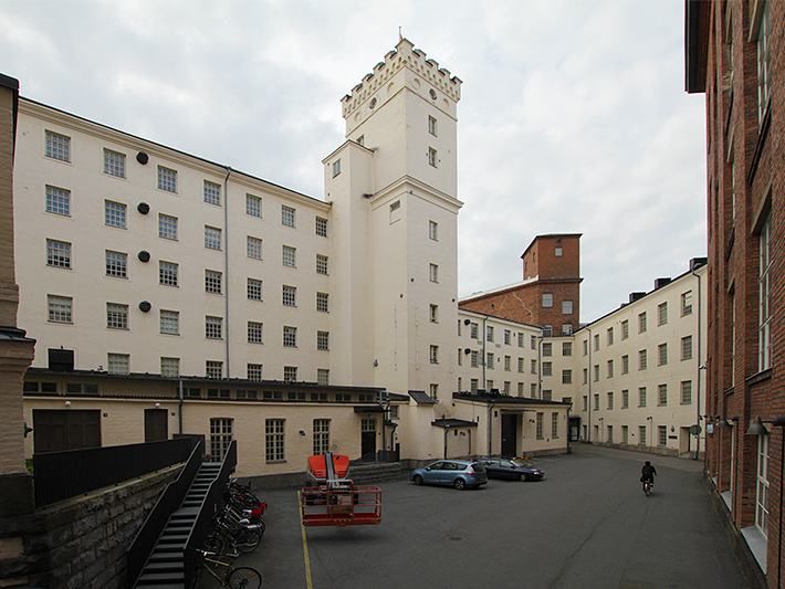 Vuokrataan Tampereen keskustasta Finlaysonin alueelta toisen kerroksen 144 m² toimisto-/työtila, joka toiminut korkeana ateljeetilana. Tilaan on oma sisäänkäynti.Keskeisen sijaintinsa ansiosta kiinteistöön on helppo saapua ja kaikki keskustan palvelut ovat lähettyvillä. Ratikka ja bussit kulkevat ...