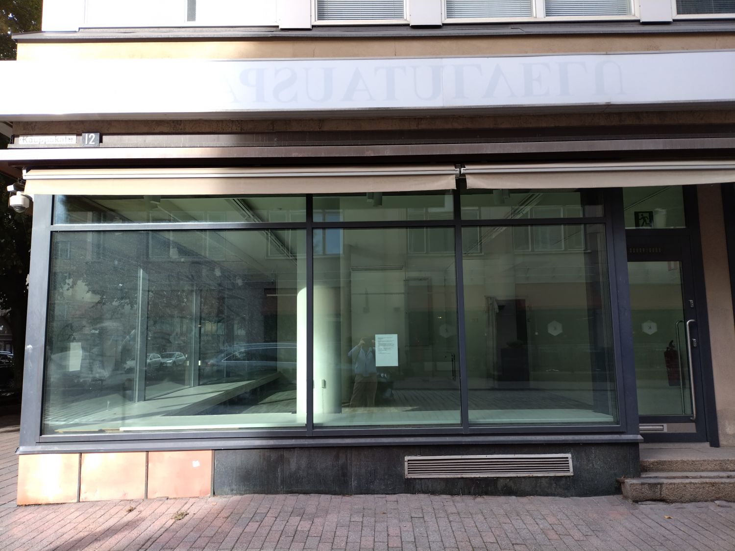 Sisäänkäynti Kauppakatu 12 kulmaliiketilaan