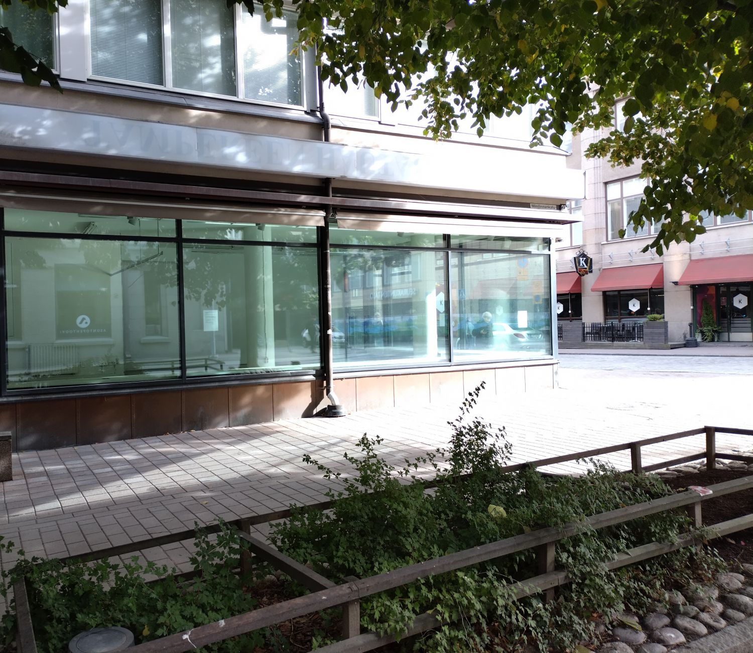 Kuvakulma puistomaiselta Näsilinnankadulta, HUOM!  neljä suurta näyteikkunaa.