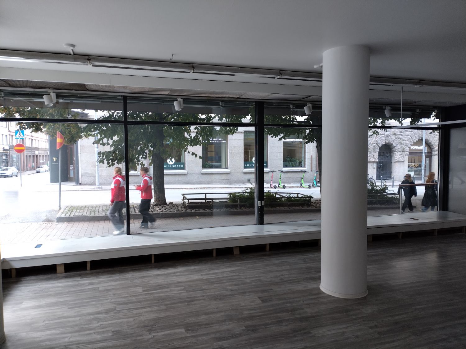 Kuvakulma liikkeestä Näsilinnankadulle, neljä suurta näyteikkunaa.