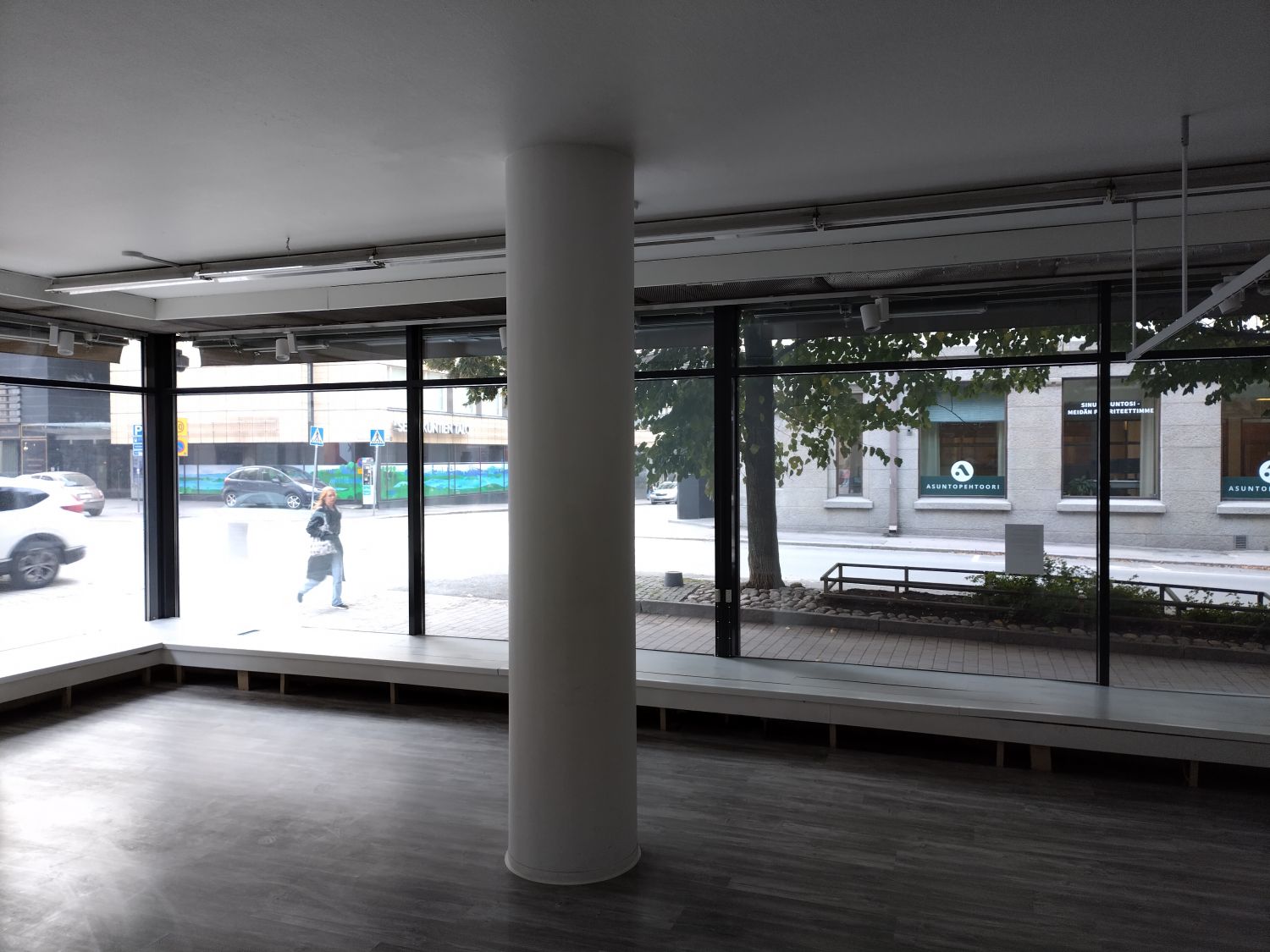 Avonainen ikkunataso Kauppakadun ja Näsilinnankadun risteykseen.