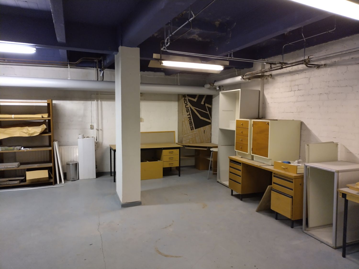 MV 12 kuvattu ovesta oikealle kohti takaseinää.