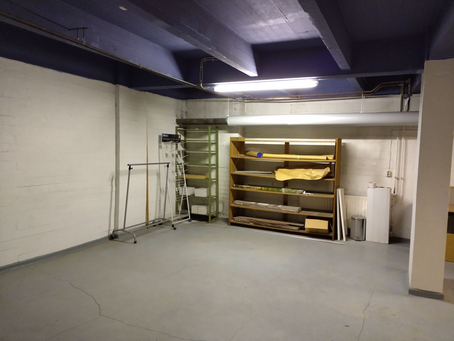 MV 12 kuvattu oviaukosta tilan vastakkaiselle seinälle