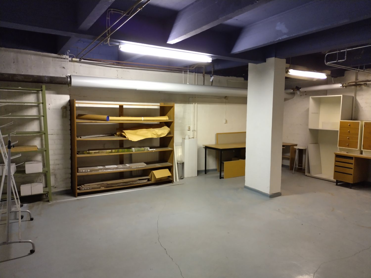 MV 12  kuvattu ovesta oikealle ja kohti takaseinää.