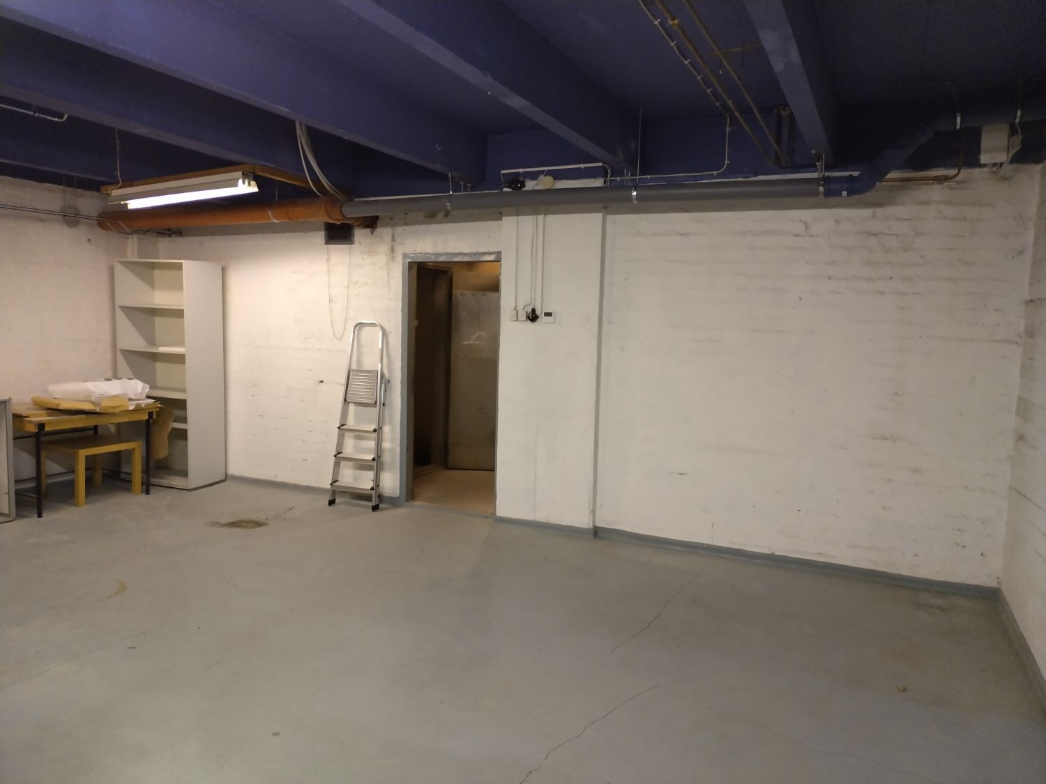 MV 12 sisääntulon oviaukko ja seinä