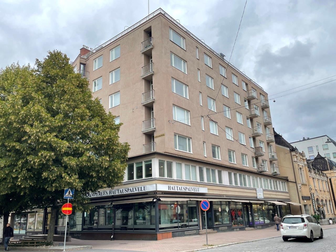 Paras, näyttävin vapaa kulmaliikehuoneisto Tampereen keskustassa, 56 m2 myymälätilaa ja 45 m2 varastotilaa. Hyvät liiken...