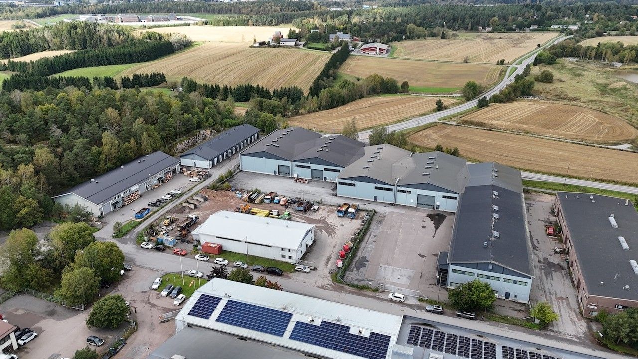 Vuokrattavana noin 2 950 m² uutta vastaava tuotanto- ja varastotila Turun Metsämäessä, osoitteessa Kaviokuja 7. Erinomainen sijainti Kehätien välittömässä läheisyydessä.Tilakokonaisuus koostuu kolmesta hallilohkosta. Lohkossa 4 on 4 tonnin siltanosturit, nosturin palkin korkeus 6 metriä. Lohkoissa...