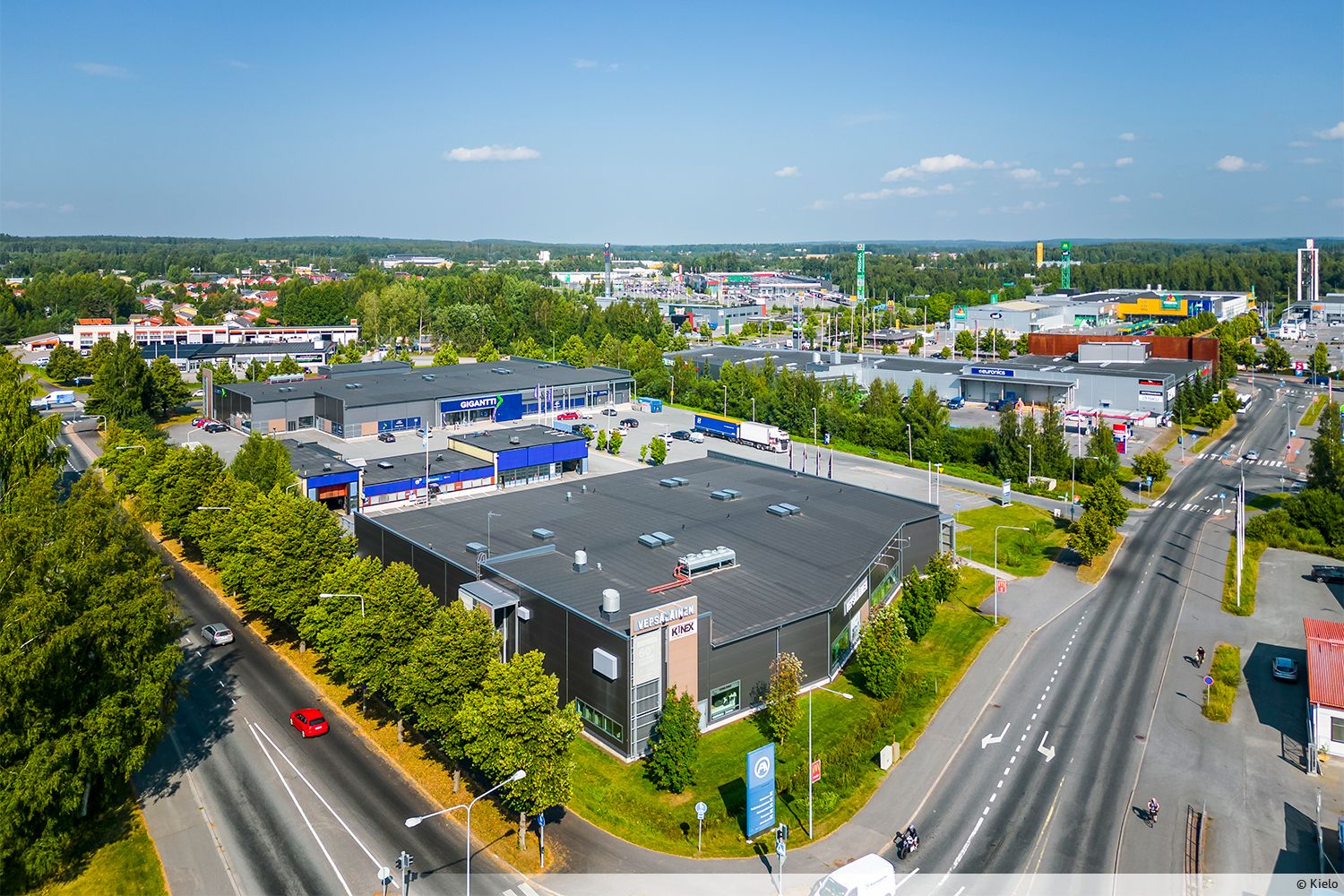 Vuokrattavana liiketila hyvällä sijainnilla Tiiriön alueella. Noin 508 m² liiketila on yhdistettävissä viereisten liiketilojen (165 m² + 261 m²) kanssa ja vuokrattava ala taipuu yhteensä noin 935 m² liiketilaksi. Naapurissa toimivat muun muassa Kinex ja GOGO Express -kuntosali. 