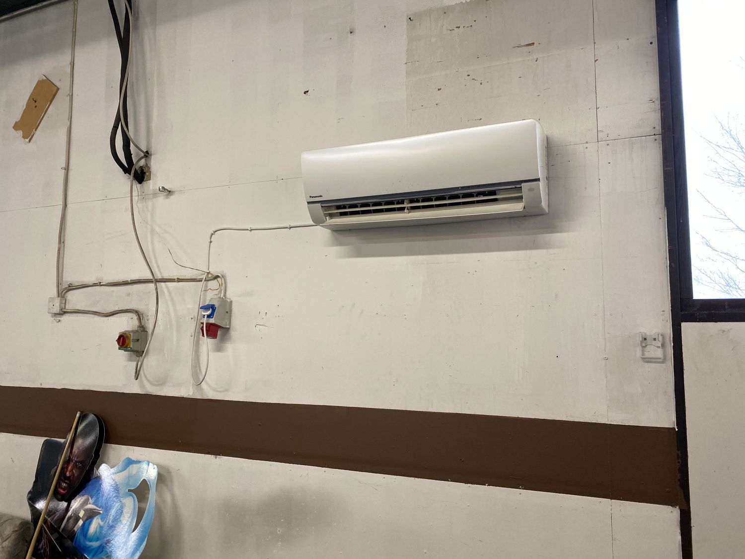 Ilmalämpöpumput 2kpl ja lämpösäteilijät katossa