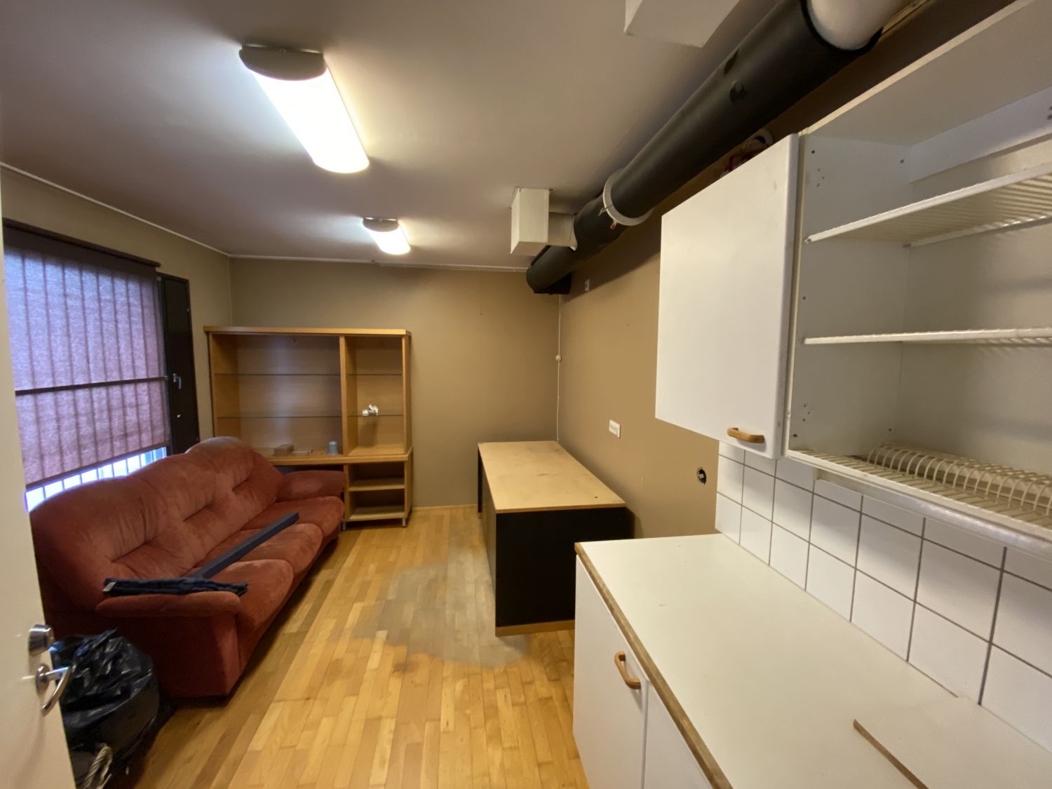 Alakerran toimistohuone